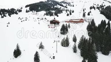 滑雪胜地。 人们在冬季滑雪场的雪坡上滑雪和滑雪板。 雪山上的滑雪电梯。